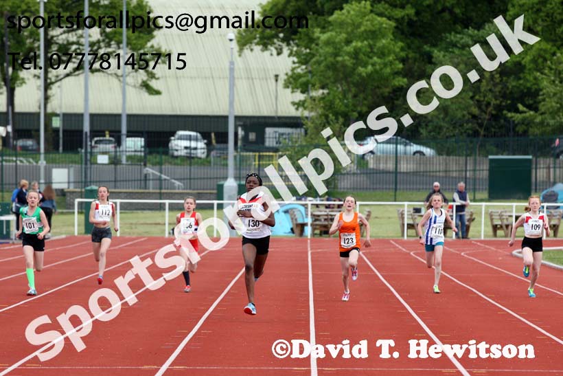 Girls under-13s 200 metres, North Eastern Track and Fields Champs., Middlesbrough. Photo: David T. Hewitson/Sports for All Pics